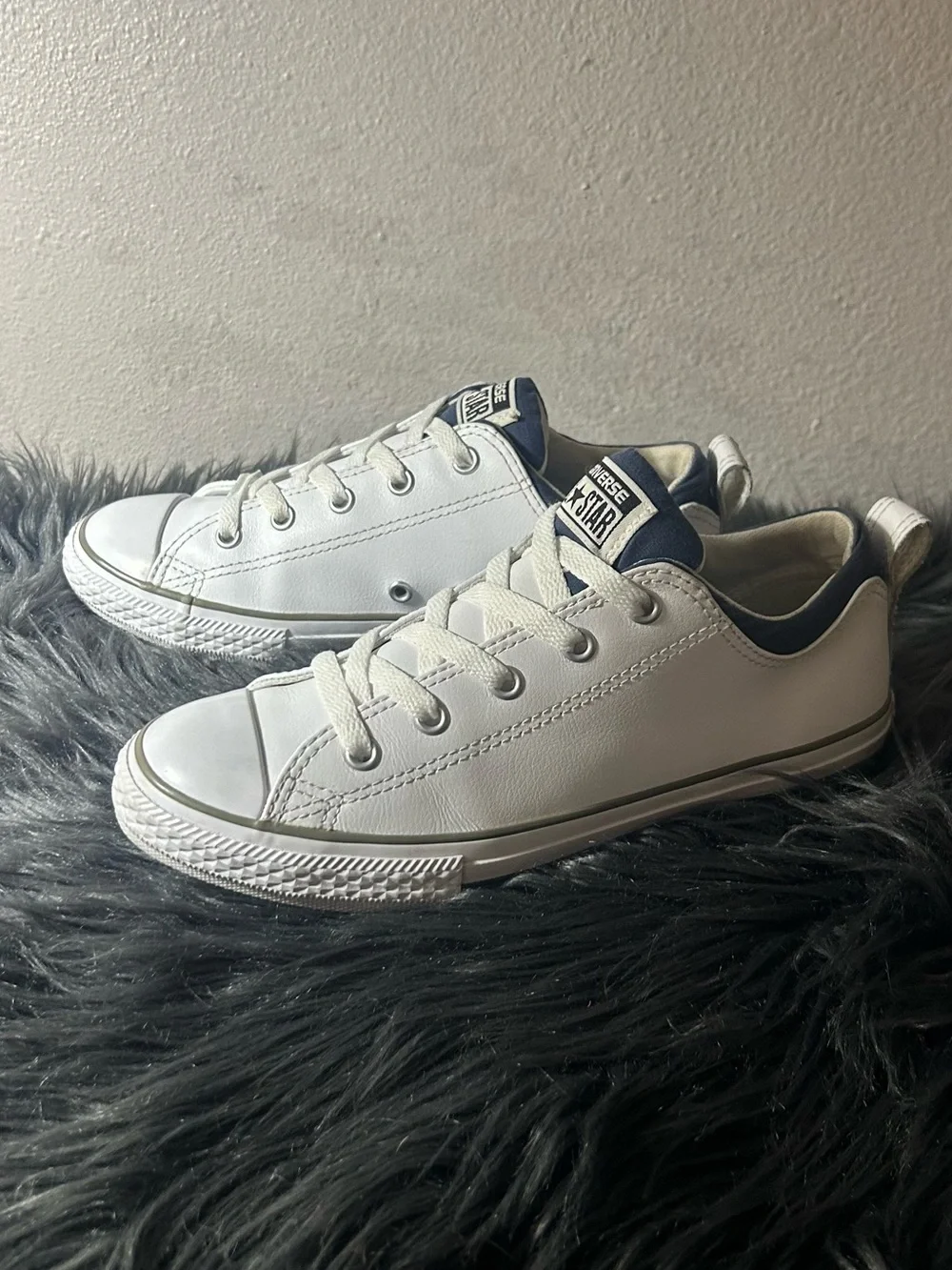 Converse Chuck Taylor All Star Leather White Low-Top Sneakers Size 4